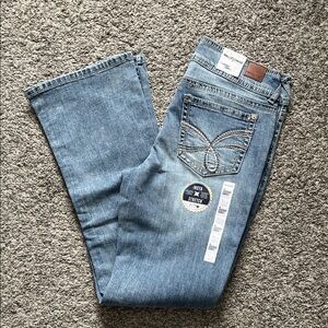 Wallflower Lucious curvy fit bootcut jeans